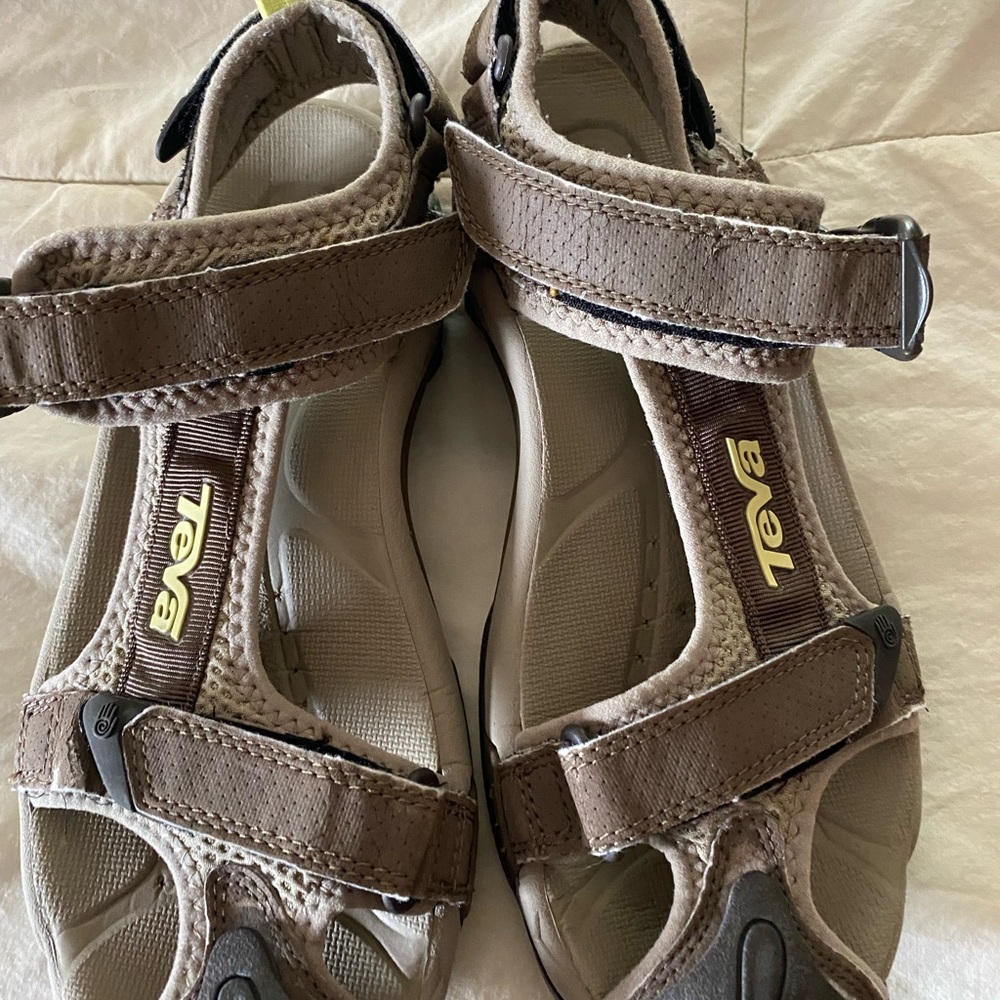Teva closed toe Sandals good used condition.  Some minor wear size 9